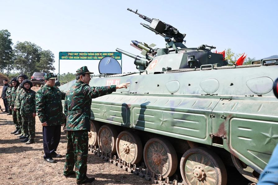 Sản phẩm nổi bật của vũ khí lục quân trong VDE 2024 là xe chiến đấu bộ binh XCB-01 mới được Việt Nam phát triển. Trang Topwar của Nga cho biết, xe chiến đấu bộ binh XCB-01, được thiết kế bằng cách sử dụng các công nghệ hiện đại hơn, “vượt trội hơn BMP-1 ở một số khía cạnh”.