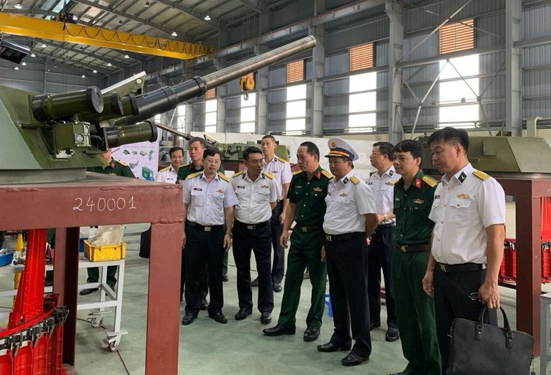 Còn nickname Big_Rocket_does_Bang thì viết, “Trên thực tế, hiện nay không có xe chiến đấu bộ binh nào là an toàn trước UAV FPV. Nhưng thật chủ quan khi cho rằng, chiếc xe chiến đấu bộ binh Bradley tốt hơn BMP-3, BTR-82A hay BMP-1. Việt Nam nhận thức được điều đó, thay vì phát triển và sản xuất xe chiến đấu bộ binh đắt tiền, họ đang đầu tư sản xuất hàng loạt UAV”.