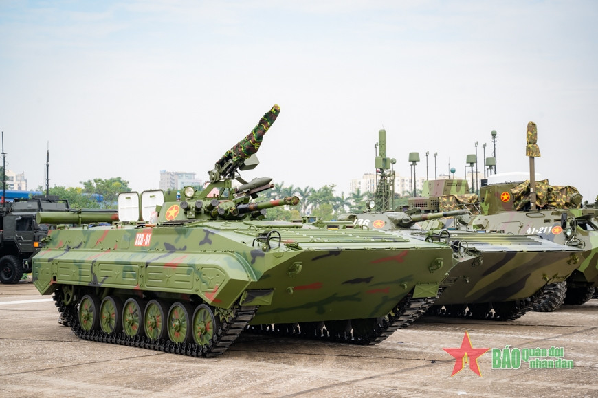 Xe chiến đấu bộ binh XCB-01 có tổ lái gồm ba người và có thể chở tối đa 8 binh sĩ với đủ trang bị chiến đấu. Trọng lượng chiến đấu của xe là 14,85 tấn, kích thước: dài 6,95 m, rộng 3,25 m và cao 2,50 m. 