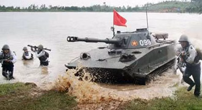 PT-76B là biến thể của xe tăng PT-76, được trang bị pháo D-56TS. Trang Topwar của Nga cũng cho rằng, việc hiện đại hóa loại xe này của Việt Nam còn rất hạn chế; bao gồm việc thay thế một số thành phần bằng các sản phẩm chế tạo trong nước, để dễ dàng bảo trì và tăng tuổi thọ sử dụng, nhưng việc cải tiến không ảnh hưởng đến khả năng chiến đấu của xe.