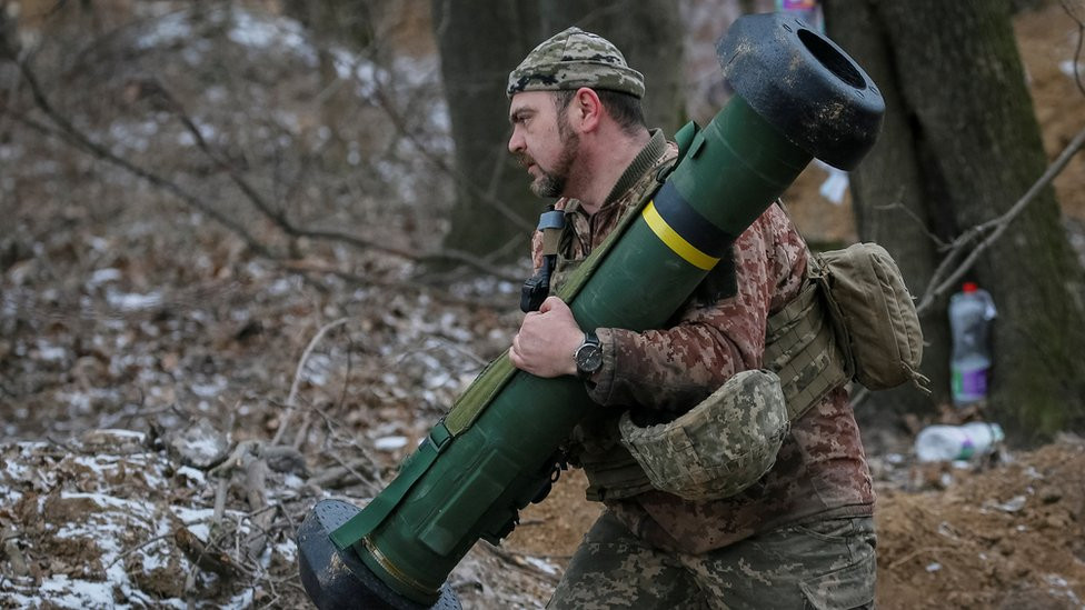 Tất nhiên, Quân đội Iraq và Ukraine về cơ bản là khác nhau. Xét cho cùng, Quân đội Ukraine từng là một trong những lực lượng chính của Quân đội Liên Xô, đồng thời Quân đội Ukraine vượt trội hơn Quân đội Iraq về khả năng kỹ chiến thuật, trang bị và tinh thần chiến đấu. Điều quan trọng nhất là Quân đội Ukraine được sự hậu thuẫn bởi Mỹ và phương Tây; nếu không, Quân đội Ukraine sẽ khó có thể trụ vững được tới thời điểm này.