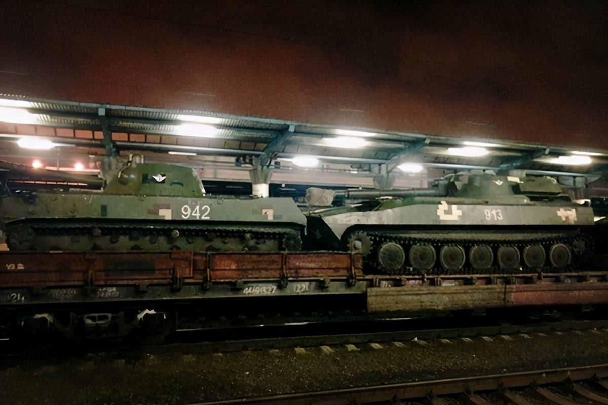 Các loại vũ khí hạng nặng và nhân lực của Quân đội Ukraine, bị Quân đội Nga phá hủy và tiêu diệt, chủ yếu dựa vào hỏa lực lục quân. Quân đội Nga có thể đạt được những chiến thắng rõ ràng ở khu vực Donbass vì có nhiều tuyến đường sắt giữa Donbass và Izyum, có thể đi thẳng đến Nga.