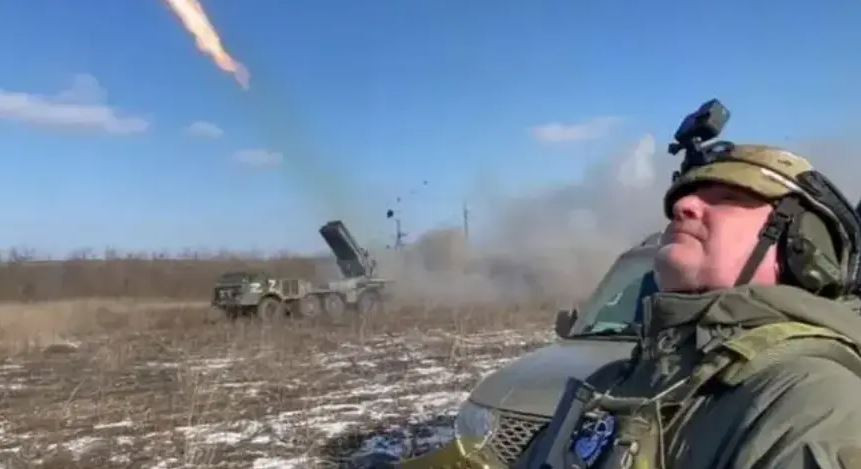 Ngoài ra, Cụm B thuộc Cụm quân phía Nam của Quân đội Nga cũng tiến từng bước dọc theo tuyến đường sắt và sáp nhập với Cụm C về phía tây, tạo thành vòng vây khổng lồ. Điều này sẽ cắt đứt hoàn toàn tuyến đường tiếp tế Pokrovsk-Koventinovka cho Quân đội Ukraine trong vòng tròn.