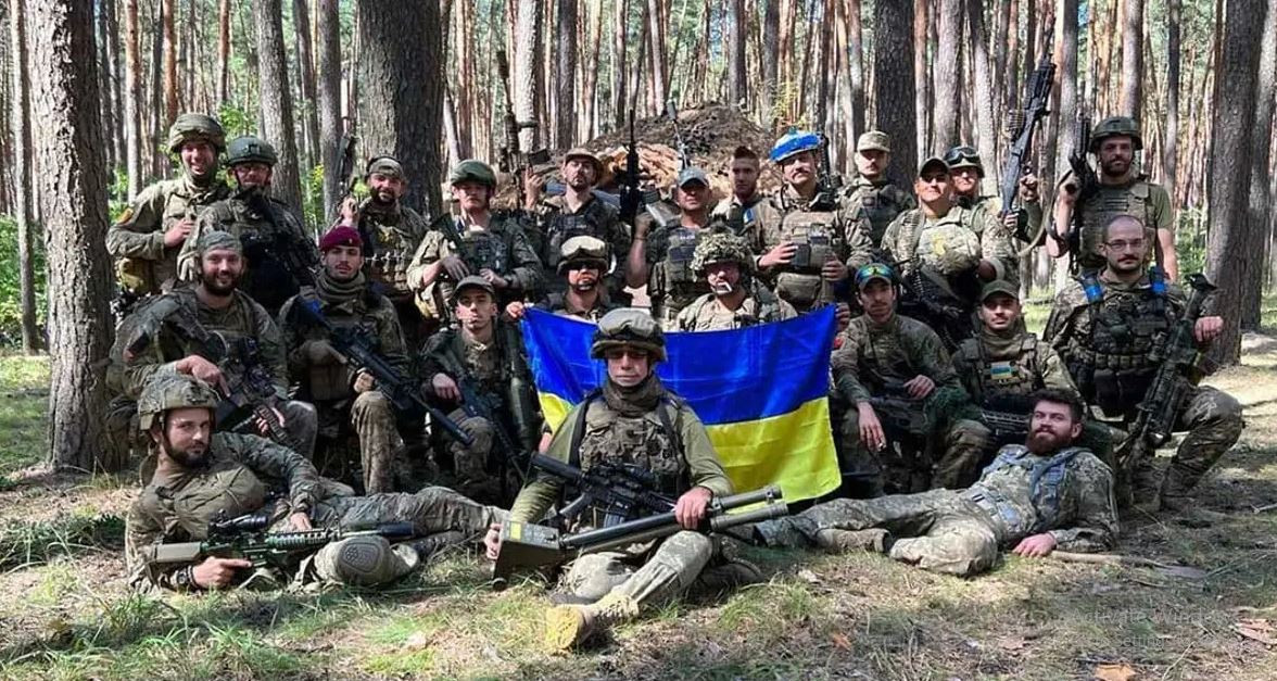 Họ không xuất hiện với tư cách là lực lượng quân đội chính thức, mà là cố vấn quân sự hoặc lính đánh thuê, hỗ trợ Quân đội Ukraine và mang các khái niệm quân sự cũng như kiến thức chiến thuật của phương Tây, huấn luyện cho Quân đội Ukraine.