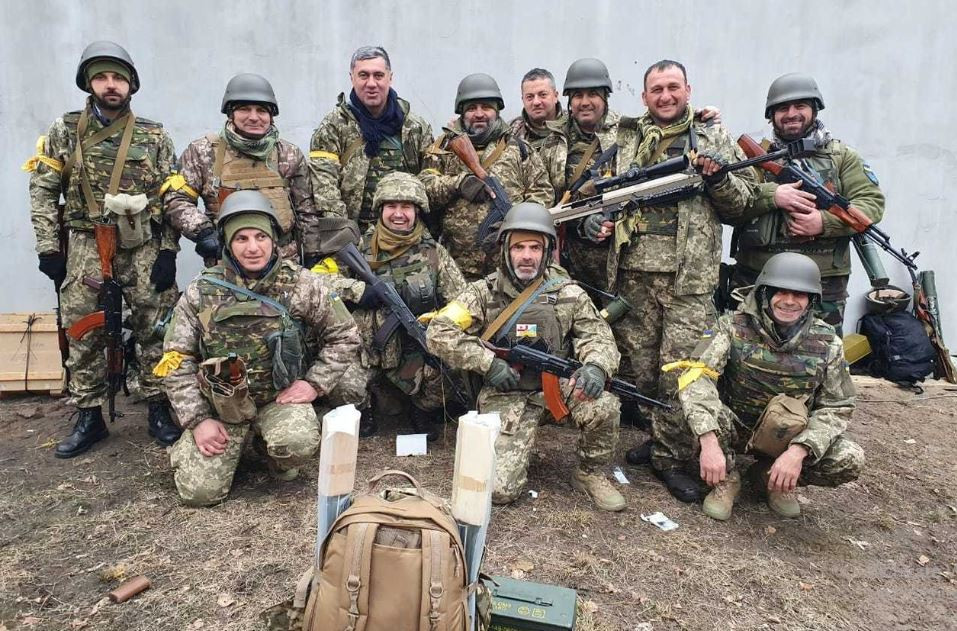 Bộ Quốc phòng Nga đã công khai tiết lộ rằng, kể từ khi xung đột leo thang, ít nhất 15.000 quân nhân nước ngoài đã âm thầm tiến vào Ukraine. Họ trực tiếp huấn luyện chiến thuật hoặc đích thân chiến đấu. Tuy nhiên, trong mắt Quân đội Nga, tất cả đều là kẻ thù, trở thành mục tiêu săn đuổi của Quân đội Nga.