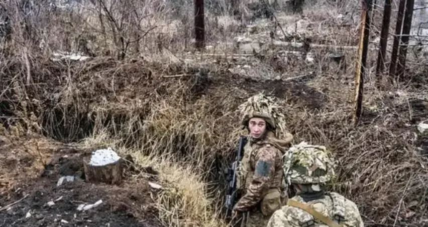 Theo thông báo từ Bộ Quốc phòng Nga, Quân đội Nga gần đây đã sử dụng tên lửa Iskander-M, thực hiện cuộc tấn công tàn khốc vào một doanh trại ở phía tây tỉnh Kharkov của Ukraine, tiêu diệt hơn 50 cố vấn quân sự và lính đánh thuê nước ngoài ở đó, đồng thời giáng một đòn nặng nề vào Quân đội Ukraine. (Nguồn ảnh: Southfront.press, Topwar, TASS).