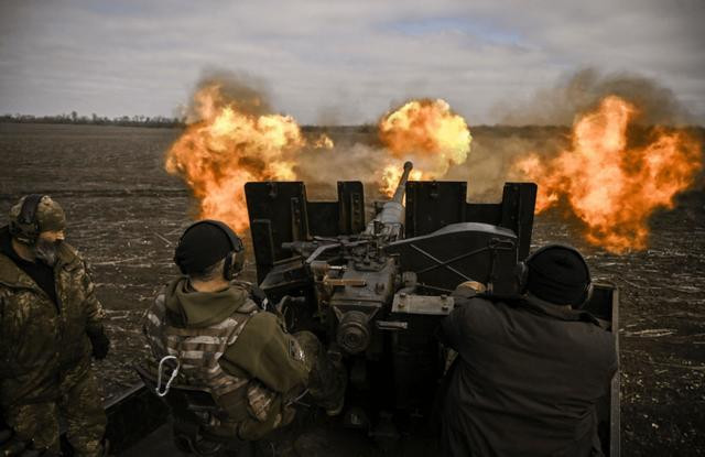 Nhưng ngay cả trong tình thế tương đối thuận lợi như vậy, lực lượng phản công chủ lực của Ukraine vẫn không chạm được vào tuyến phòng thủ chính của quân đội Nga, và bị mắc kẹt trong các bãi mìn và hỏa lực pháo binh của quân đội Nga. 