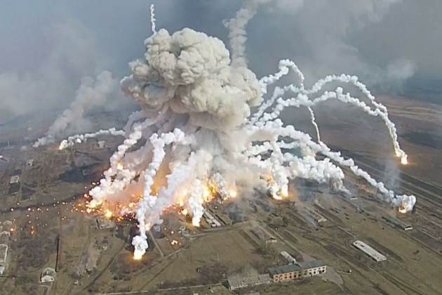 Trong cuộc bao vây Staromayorsky gần đây của quân đội Ukraine, hơn 30.000 quân từ 8 lữ đoàn, đã thực hiện "các cuộc tấn công kép" vào tuyến phòng thủ vững chắc của quân đội Nga. Nhưng thay vì đưa quân chiến đấu trực tiếp, Quân đội Nga đã sử dụng đạn chùm, bắn phá 48 giờ liên tục. 