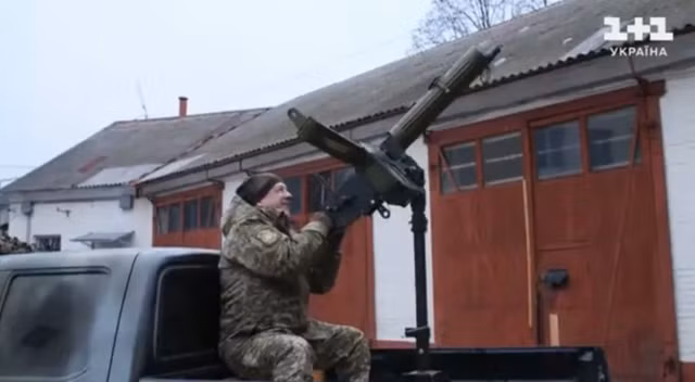 Như vậy những khẩu súng máy “cổ lỗ” Maxim lắp trên giá súng phòng không sẽ phát huy tác dụng trong việc đánh chặn UAV Geran-2. Đội phòng không cơ động lái xe bán tải, theo chỉ dẫn của phần mềm đặc biệt trên máy tính bảng, phục kích kẻ tình nghi Geran-2 sắp bay qua. 