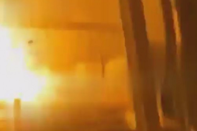 Theo trang Avia.pro của Nga, khoảng 6h30 ngày 25/4, Quân đội Nga bất ngờ tiến hành hàng loạt cuộc tấn công vào cơ sở hạ tầng đường sắt ở Smela, vùng Cherkasy, miền trung Ukraine. Vụ tấn công khiến ngọn lửa cháy rực trời cả một khu vực.