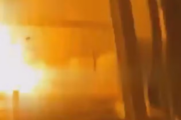 Theo trang Avia.pro của Nga, khoảng 6h30 ngày 25/4, Quân đội Nga bất ngờ tiến hành hàng loạt cuộc tấn công vào cơ sở hạ tầng đường sắt ở Smela, vùng Cherkasy, miền trung Ukraine. Vụ tấn công khiến ngọn lửa cháy rực trời cả một khu vực.