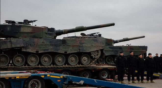 Trong những ngày qua, một số lượng lớn xe quân sự chở vũ khí của Mỹ đã đến Ba Lan từ nhiều kho khác nhau ở châu Âu. Hiện nay có thể coi Ba Lan là trung tâm chuyển viện trợ của phương Tây cho Ukraine. Để ngăn chặn việc vận chuyển số vũ khí này, Nga đã tăng cường tấn công vào mạng lưới giao thông ở Ukraine.