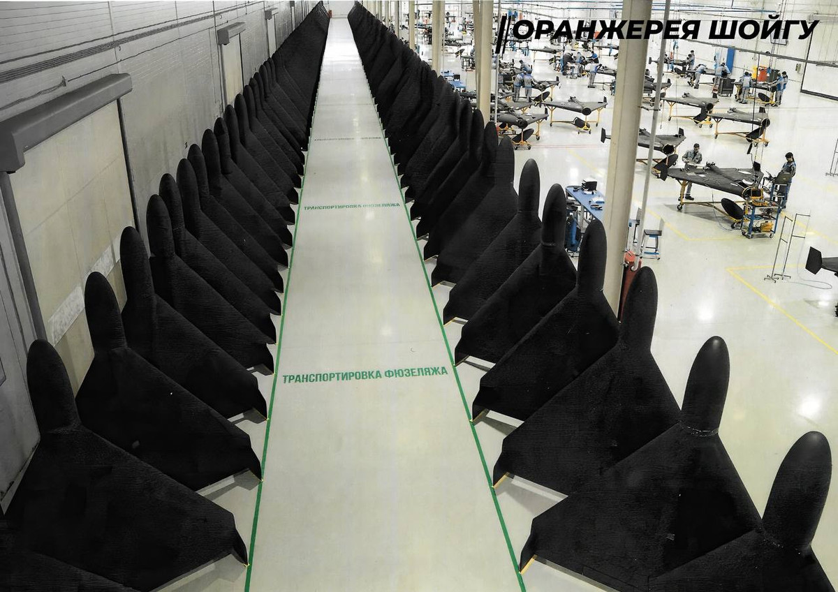 Thứ hai là ngoài việc tập trung sản xuất các loại tên lửa tấn công mục tiêu theo thời gian thực như tên lửa đạn đạo chiến thuật Iskander-M, thì Nga cũng tăng cường sản xuất với số lượng lớn UAV tự sát tầm xa Geran-2, đồng thời tích cực hiện đại hóa loại UAV này, biến nó thành loại tên lửa hành trình không chỉ có đầu đạn lớn hơn mà tốc độ tăng lên, độ chính xác cao hơn.