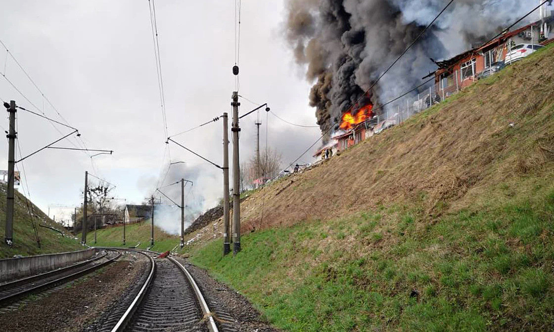Lý do là Ukraine đã thiết lập một mạng lưới hậu cần rộng lớn, bao gồm nhiều chân hàng nhỏ khác nhau trên toàn bộ lãnh thổ của mình từ năm 2014 và nhiều cơ sở hậu cần có chức năng lưỡng dụng. Ngày hôm qua, nó có thể là một cơ sở dân sự và Nga không tấn công nó; nhưng ngày nay, nó đã trở thành cơ sở quân sự, thì sẽ bị tấn công. 