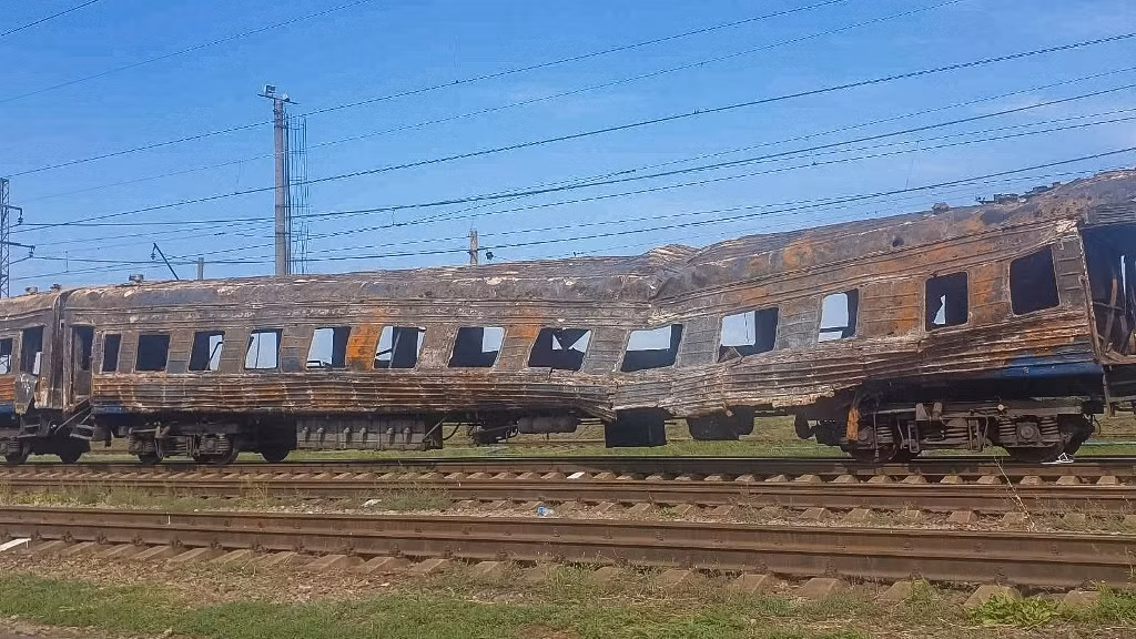 Các nhà chức trách ở đó cho biết, lực lượng phòng không Ukraine đã bắn hạ nhiều tên lửa Nga, nhưng các “mảnh vỡ tên lửa rơi xuống” đã làm hư hại các cơ sở hạ tầng dưới mặt đất. Được biết, tuyến đường sắt khi đó đang vận chuyển quân tiếp viện của Quân đội Ukraine ra tiền tuyến. 