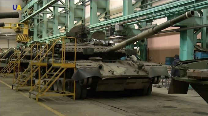 Nói một cách thẳng thắn theo quan điểm của Kiev đó là, "Hãy dùng tiền của bạn để mua vũ khí của chúng tôi, sau đó viện trợ miễn phí cho chúng tôi số vũ khí bạn đã mua". Nhưng với quan điểm thực dụng, liệu phương Tây có dễ bị Ukraine lợi dụng? 