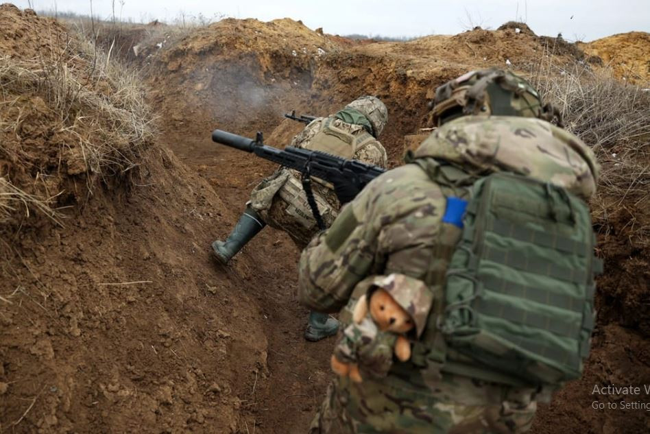 Nếu Ukraine không biết mục tiêu quân sự của Nga ở đâu, thì làm sao họ có thể tiến hành tấn công chống lại các mục tiêu của Nga? Vì vậy, sở dĩ Nga chiến đấu sa lầy như vậy trong xung đột Nga-Ukraine, không phải vì quân đội Nga thực sự bị yếu, mà vì nhiều nguyên nhân phức tạp. (Nguồn ảnh: Topwar, Ukrinform, CNN).