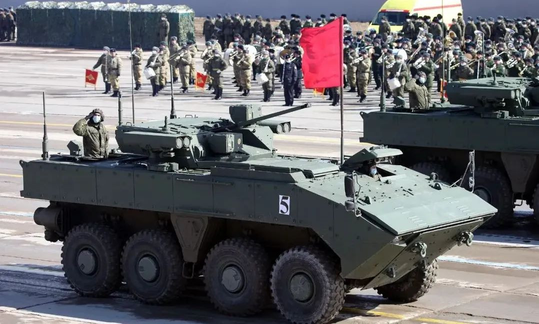 Các loại vũ khí mặt đất thế hệ mới như xe chiến đấu bộ binh bánh hơi "Boomerang" và pháo tự hành 2S35 Koalitsiya-SV cho đến nay đã vắng mặt trong cuộc chiến cường độ cao này và hoàn toàn trở thành “vật trang trí” trong các cuộc duyệt binh. Một số ít vũ khí cải tiến thế hệ thứ 3, được quân Nga sử dụng rải rác theo kiểu “rắc mì chính”; do vậy thường xuyên có hình ảnh một chiếc T-90A dẫn đầu một tốp xe tăng T-72BV đời cũ trong các cuộc hành tiến. 