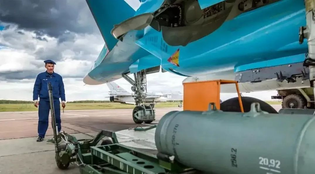 Cùng với việc thiếu các loại vũ khí chính xác và bom lượn dẫn đường bằng vệ tinh, các máy bay chiến đấu như Su-30SM và Su-34 phải thực hiện các cuộc tấn công ở tầm cực thấp bằng bom thường; do vậy biến thành mục tiêu của các hệ thống tên lửa phòng không vác vai của Ukraine.