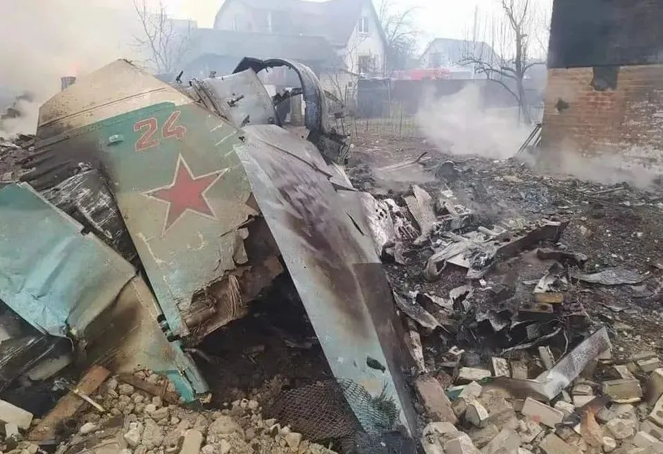 Không quân Nga không triển khai tác chiến phối hợp nhiều máy bay quy mô lớn mà chủ yếu tác chiến theo đội hình hai máy bay; còn đội hình bốn máy bay không nhiều, các trường hợp xuất kích tác chiến có trên tám máy bay là rất hiếm có. Điều này cũng có thể liên quan đến việc thiếu máy bay cảnh báo sớm tiên tiến trong Quân đội Nga.