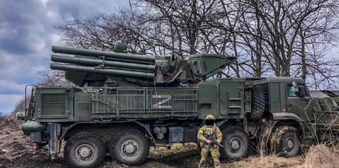 Đặc biệt là lực lượng hỗ trợ kỹ thuật của Quân đội Nga đã không thể kịp sửa chữa, thu hồi hiệu quả; trong đó nhiều trang bị tối tân có giá trị cao như pháo-tên lửa phòng không cơ động Pantsir-S1, xe tăng T-90M đã bị bỏ lại chiến trường.