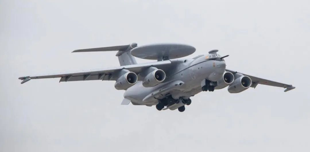 Không quân Nga cũng thiếu UAV trinh sát và tấn công tích hợp, không thể đạt được khả năng kiểm soát chiến trường và hỗ trợ thông tin lâu dài; vấn đề này không được cải thiện cho đến khi có sự xuất hiện của UAV tấn công tự sát và sự gia tăng của UAV trinh sát Orion.