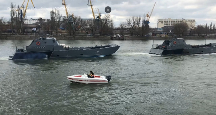 Hạm đội Biển Caspi và Lực lượng Biên phòng Nga có một số tàu nhỏ khá phù hợp để tham chiến, hỗ trợ lực lượng chiến đấu mặt đất (do Biển Caspi có một con kênh dẫn đến sông Volga và sông Volga dẫn đến Biển Đen). 