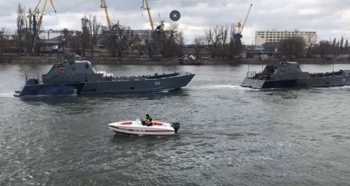 Hạm đội Biển Caspi và Lực lượng Biên phòng Nga có một số tàu nhỏ khá phù hợp để tham chiến, hỗ trợ lực lượng chiến đấu mặt đất (do Biển Caspi có một con kênh dẫn đến sông Volga và sông Volga dẫn đến Biển Đen). 