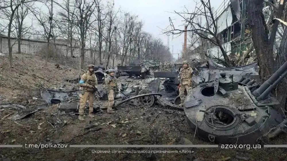 Trước hết, phần lớn xe tăng và xe bọc thép của Quân đội Nga và Ukraine tham chiến vẫn là những mẫu cũ thế hệ thứ ba; mặc dù Nga là nước đầu tiên trên thế giới ra mắt xe tăng chiến đấu chủ lực thế hệ thứ tư (T-14), xe chiến đấu bộ binh hạng nặng (T-15), xe chiến đấu bộ binh bánh lốp (Boomerang), xe bọc thép trinh sát và chở quân (Kurgan-25) và pháo tự hành (2S35 Koalitsiya-SV)…