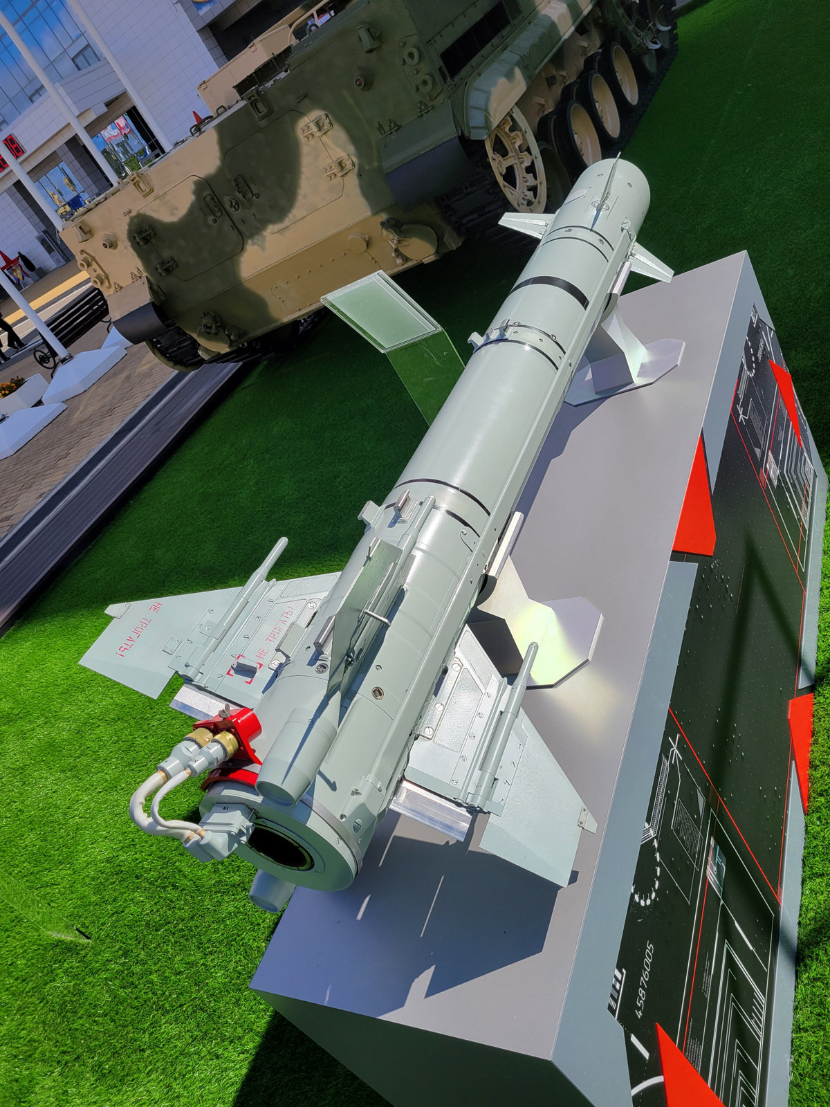 Quan sát cho thấy, ở các cánh phía sau của Izdeliye 305E có các ăng ten nhô ra, có thể phán đoán những ăng ten này để nhận lệnh dẫn đường và có tác dụng lái tên lửa. Các cánh phía trước vừa cung cấp khả năng nâng tên lửa và kiểm soát luồng không khí.