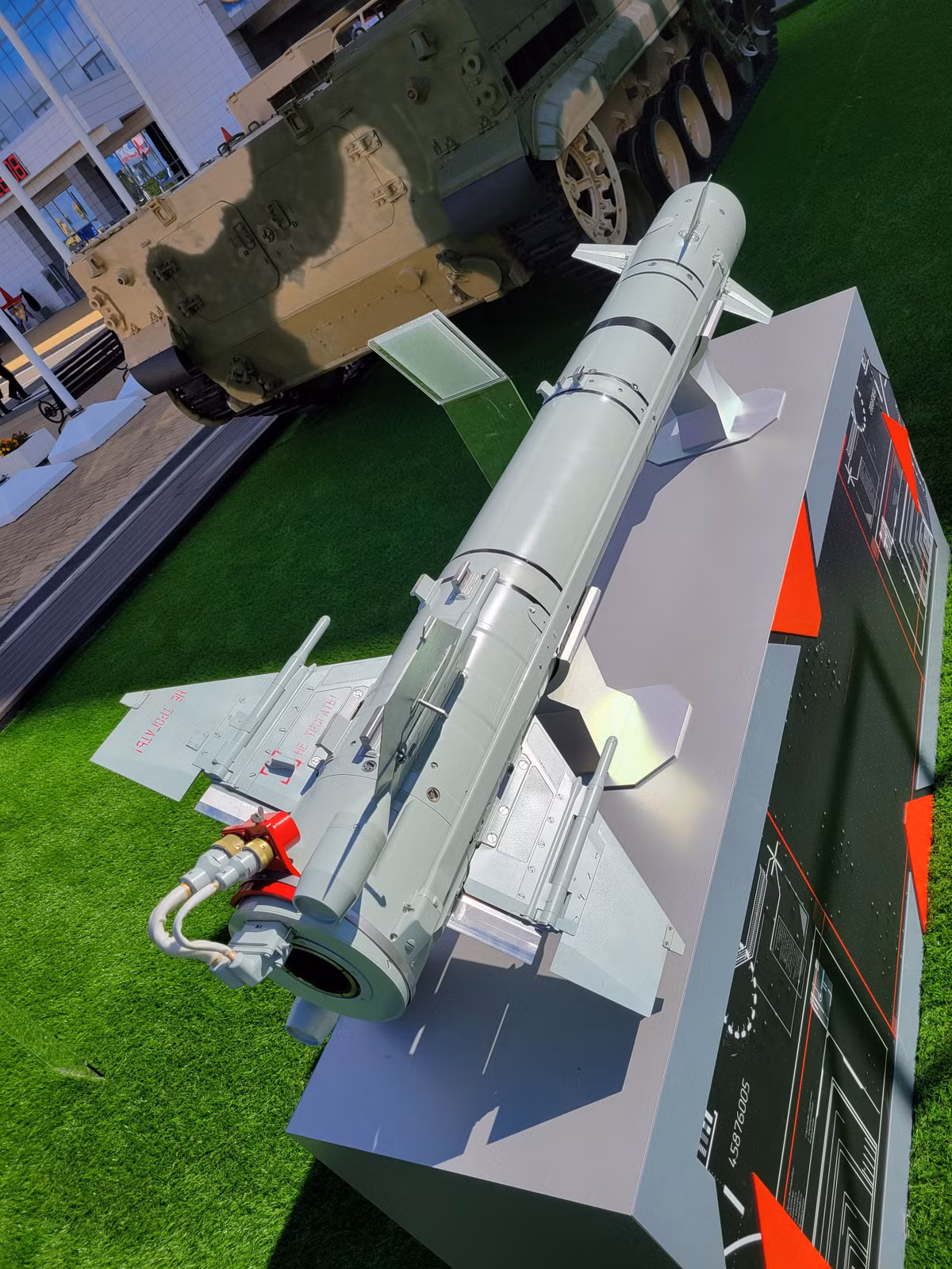 Quan sát cho thấy, ở các cánh phía sau của Izdeliye 305E có các ăng ten nhô ra, có thể phán đoán những ăng ten này để nhận lệnh dẫn đường và có tác dụng lái tên lửa. Các cánh phía trước vừa cung cấp khả năng nâng tên lửa và kiểm soát luồng không khí.