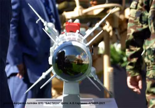 Hiện tên lửa Izdeliye 305E đã được sử dụng trên trực thăng tấn công Mi-28NM và Ka-52M, phiên bản mới cũng có thể được lắp đặt trên Su-25SM, phiên bản cường kích nâng cấp và là chiến đấu cơ tấn công yểm trợ hỏa lực mặt đất chủ yếu, của Lực lượng Hàng không Vũ trụ Nga (VKS).