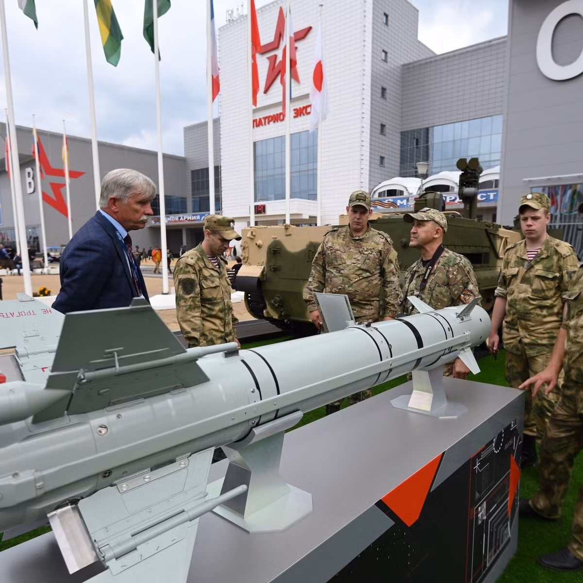 Việc kiểm soát trên không và quản lý bay của tên lửa Izdeliye 305E được thực hiện bằng cách sử dụng hệ thống AS-UAV, một công nghệ độc quyền của Nga, để tiến hành hiệu chỉnh đường bay vào thời điểm cuối cùng về quỹ đạo của tên lửa, từ phi hành đoàn trực thăng.