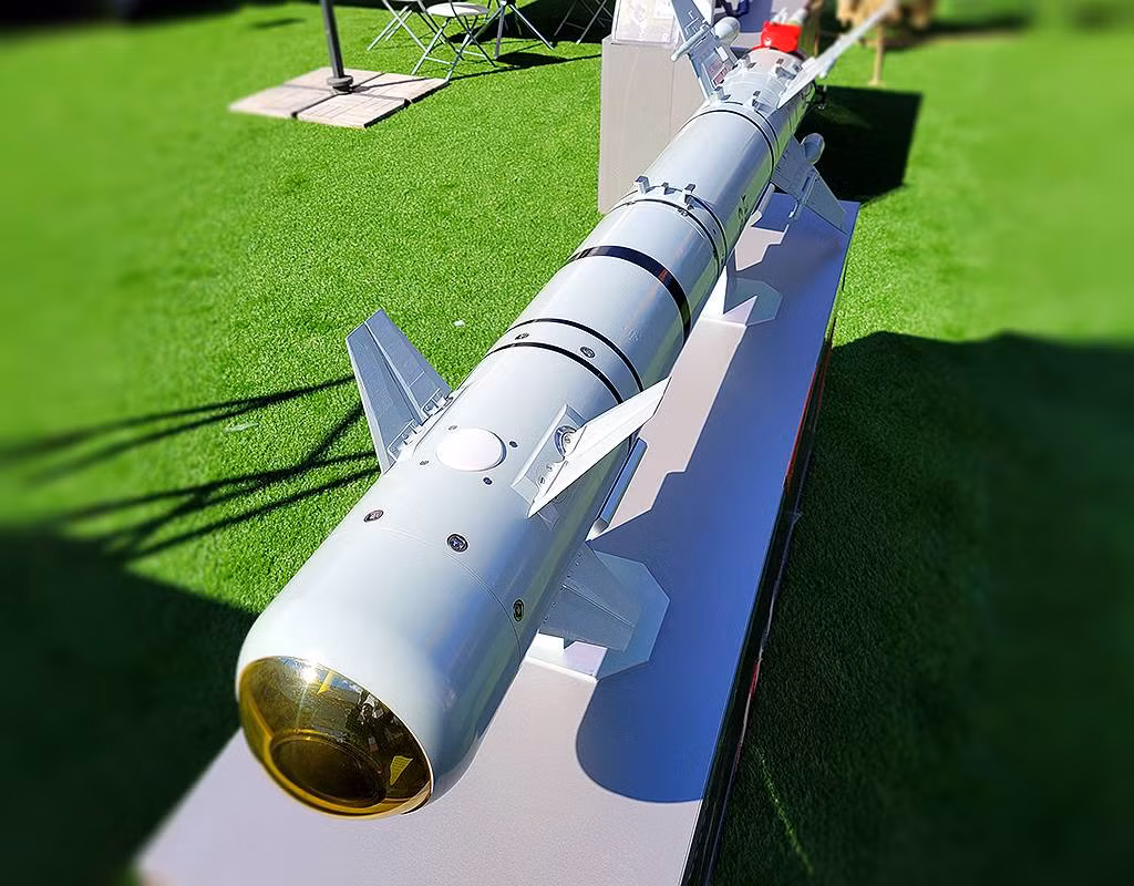 Một tính năng quan trọng của tên lửa tấn công ngoài tầm nhìn Izdeliye 305E là khả năng tấn công các mục tiêu ở khoảng cách đến 14,5 km, ngoài tầm bắn của các loại tên lửa phòng không chủ yếu của Quân đội Ukraine. Izdeliye 305E được trang bị đầu đạn nặng 25 kg, sử dụng hệ thống dẫn đường bằng hệ thống quang điện đa chế độ.