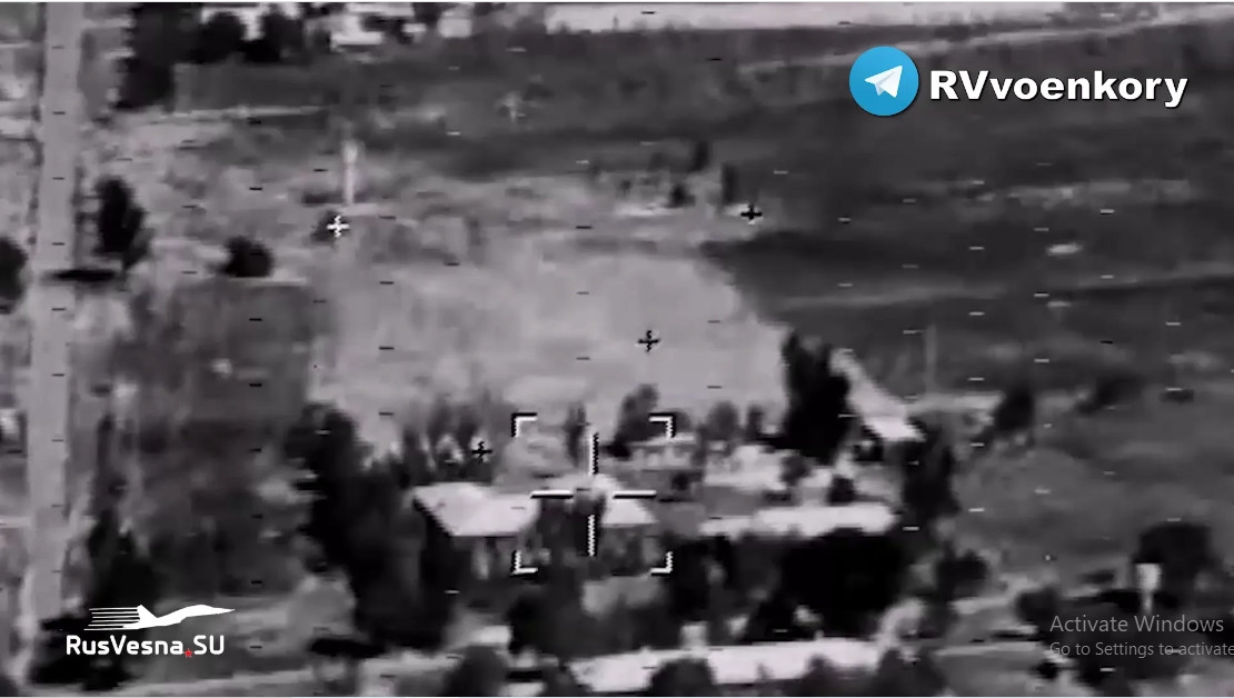 Một video trên kênh RusVesna cho thấy, tên lửa Izdeliye 305E được phóng từ một trực thăng không xác định và camera phía trước đã ghi lại cảnh nó đang bay tới một tòa nhà dân sự lớn và nhằm vào một cửa sổ. Cả hai video đều cho thấy, camera của tên lửa ghi lại chuyến bay của nó, ở chế độ ảnh nhiệt.