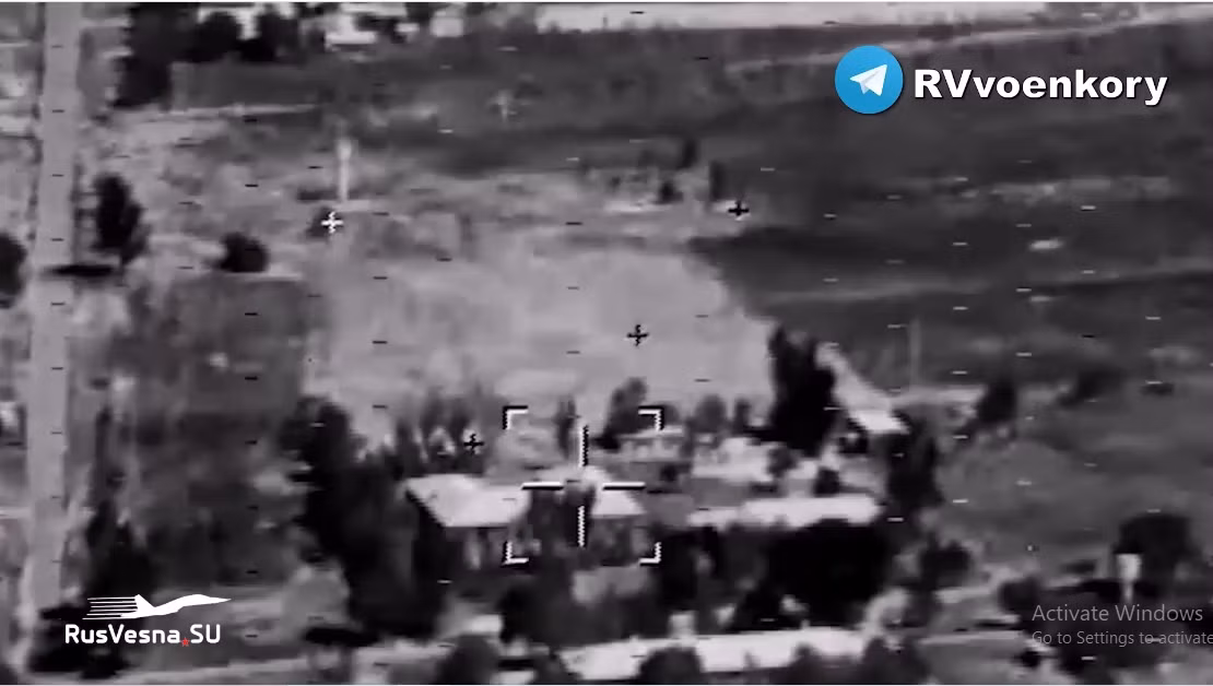 Một video trên kênh RusVesna cho thấy, tên lửa Izdeliye 305E được phóng từ một trực thăng không xác định và camera phía trước đã ghi lại cảnh nó đang bay tới một tòa nhà dân sự lớn và nhằm vào một cửa sổ. Cả hai video đều cho thấy, camera của tên lửa ghi lại chuyến bay của nó, ở chế độ ảnh nhiệt.