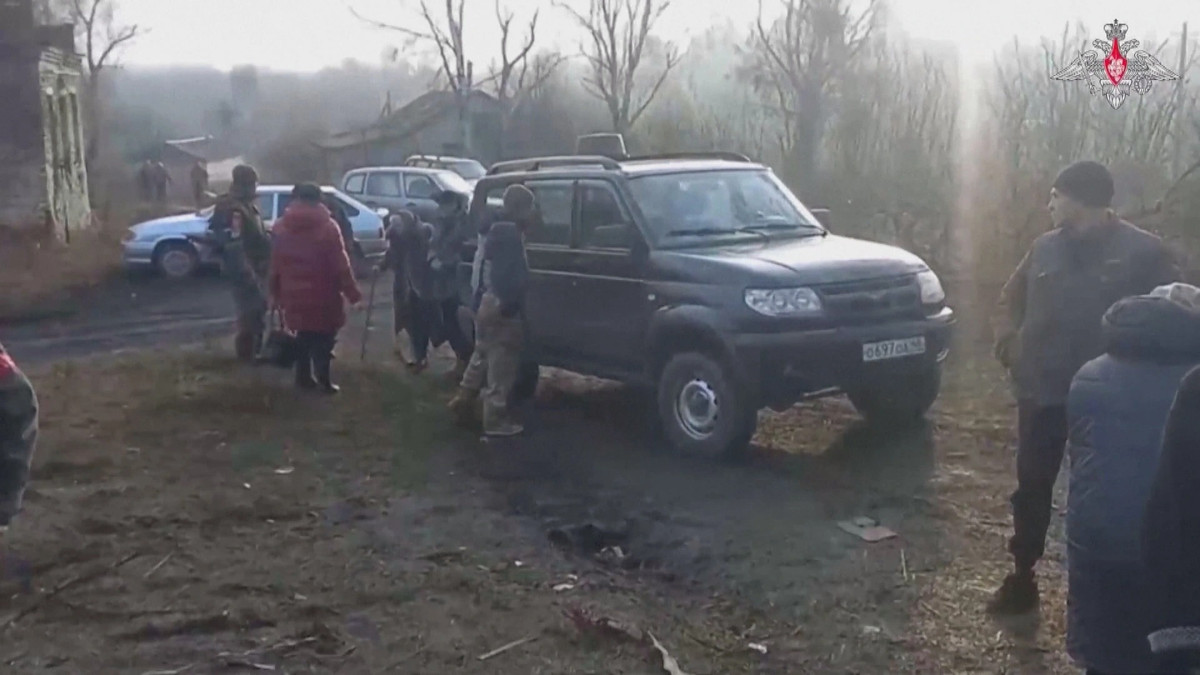 Hiện nay thời tiết ở khu vực Kursk vẫn còn rất lạnh, nhưng các ngôi nhà ở Sudzha đều thiếu hệ thống sưởi ấm, chăm sóc y tế, thuốc men và nhu yếu phẩm. Ở tuyến sau, nơi gia đình họ đang chờ họ đoàn tụ, có dịch vụ chăm sóc y tế và cơ sở hạ tầng tốt hơn, nên hầu hết mọi người đã được sơ tán. Nhà cửa và tài sản của họ, được giao cho quân đồn trú và công nhân địa phương chăm sóc.