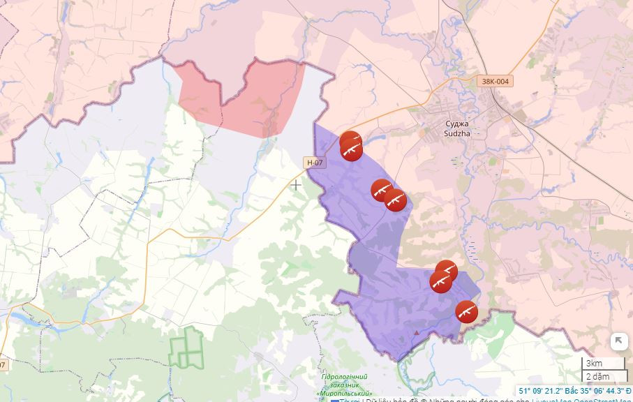 Trong khi đó, lính Ukraine bị kẹt lại ở Kursk, cũng bằng mọi cách để thoát khỏi khu vực, hiện đang bị RFAF bao vây. Theo thông tin của cả Nga và Ukraine, quân Ukraine chủ yếu phân tán trên một khu vực nhỏ (khoảng 80 km vuông) dọc biên giới; cuộc chiến vẫn tiếp diễn ở đây.
