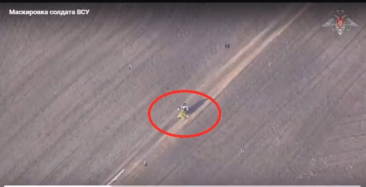 Nhưng người lính Ukraine này, có thể không tính đến kinh nghiệm của người điều khiển UAV trinh sát của Nga, cũng như hệ thống quan sát quang điện tử của chiếc UAV, giúp người điều khiển có thể phát hiện “bụi cây di chuyển” từ khoảng cách khá xa. Sau đó “bụi cây biết đi” này, được “bàn giao” lại cho người điều khiển UAV FPV luôn túc trực bên cạnh.