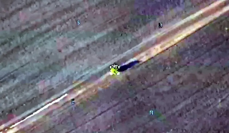 Rất có thể người lính Ukraine này không còn cách lựa chọn nào khác, đó là bằng mọi cách chạy trốn về lãnh thổ Ukraine; hoặc “dây thần kinh sợ hãi” của anh ta đã bị “tê liệt”, không còn cảm nhận được mối nguy hiểm xung quanh hoặc là thần kinh có vấn đề.