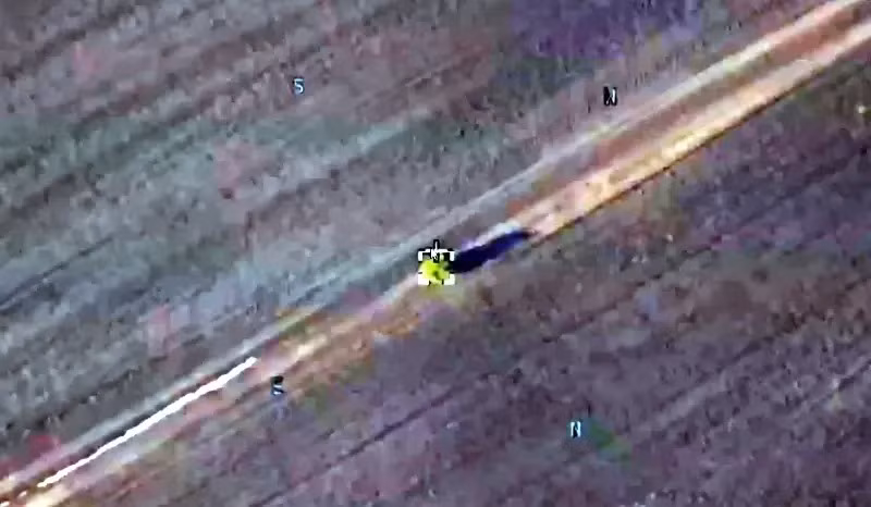 Rất có thể người lính Ukraine này không còn cách lựa chọn nào khác, đó là bằng mọi cách chạy trốn về lãnh thổ Ukraine; hoặc “dây thần kinh sợ hãi” của anh ta đã bị “tê liệt”, không còn cảm nhận được mối nguy hiểm xung quanh hoặc là thần kinh có vấn đề.