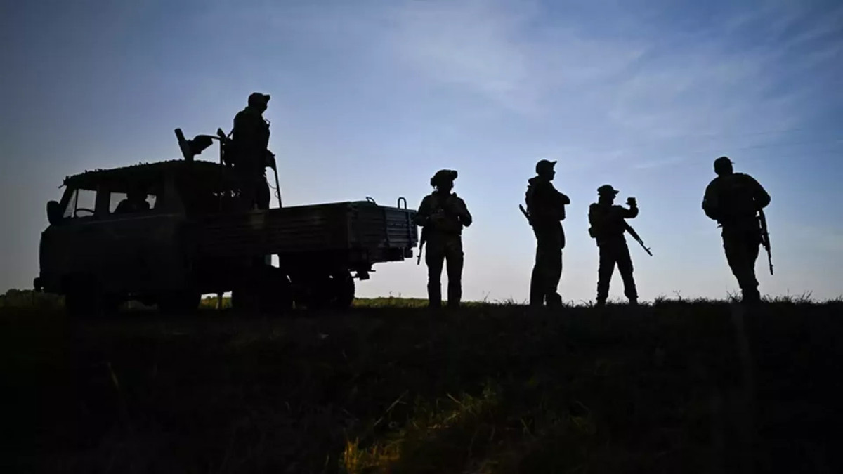 Hiện những binh lính Ukraine còn ở khu vực Kursk của Nga, có rất ít lựa chọn để bảo toàn mạng sống: hoặc ra hàng hoặc cố gắng bằng mọi cách rút về vùng Sumy bằng mọi cách; trong đó, có những cách lính Ukraine bỏ trốn, chỉ có thể thấy ở trên những bộ phim hài.