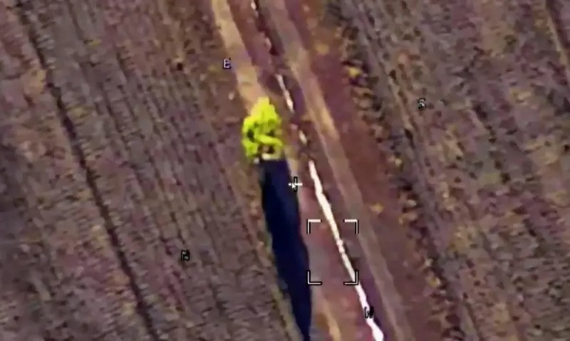 Có gì đó không ổn ở đây? Khi người điều khiển UAV trinh sát của Nga quyết định kiểm tra kỹ hơn và đã phát hiện ra, đó không phải là bụi cây, mà là một người lính Ukraine đã cải trang thành bụi cây, để trốn thoát khỏi Kursk. Trước đó, khi nghe thấy tiếng UAV trinh sát, anh ta quyết định ngụy trang bằng cách giả thành một bụi cây.