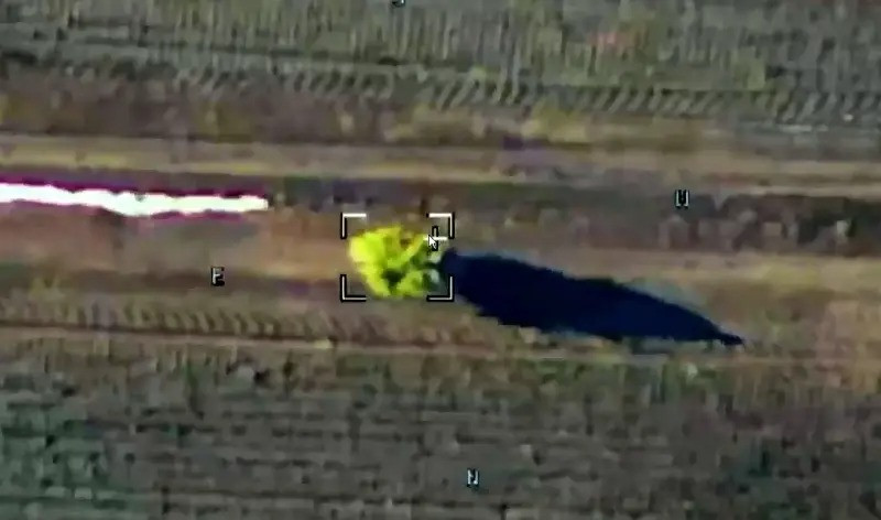 Điều khó hiểu hơn nữa, là người lính Ukraine "ngụy trang thành bụi cây", thậm chí còn không để ý đến UAV trinh sát của Nga, khi nó tiếp cận để nhận dạng “vật thể bí ẩn”; khi anh ta không nhanh chóng tận dụng địa hình, địa vật để lẩn trốn. Điều kỳ lạ nữa là người lính Ukraine lại chạy trốn vào ban ngày qua địa hình trống trải?