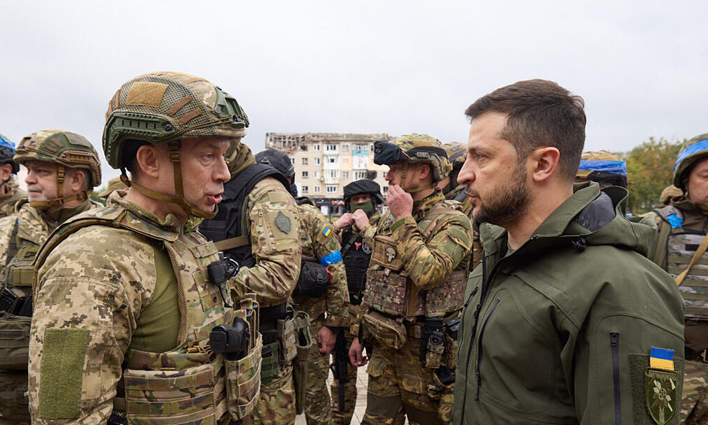 Tuy nhiên trước đó dư luận Ukraine đã bị đánh lừa, vào tháng 12 năm ngoái, sau khi thị sát mặt trận Kharkov, Tổng thống Zelensky ca ngợi đây là "tuyến phòng thủ mạnh nhất đất nước" và yêu cầu các khu vực khác “noi gương Kharkov”?