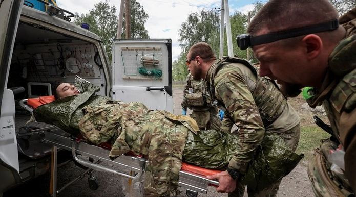 Sự sụp đổ bước đầu của mặt trận Kharkov cho thấy việc phòng thủ lỏng lẻo của Ukraine trên một hướng quan trọng như Kharkov. Nếu một khi Quân đội Nga chiếm thành công Kharkov, đồng nghĩa với việc lực lượng chủ lực của Quân đội Ukraine ở khu vực Donbass sẽ rơi vào tình thế nguy hiểm khi bị tấn công từ cả hai phía. (Nguồn ảnh: Topwar, Kyiv Independent, Ukrinform, ABC News).