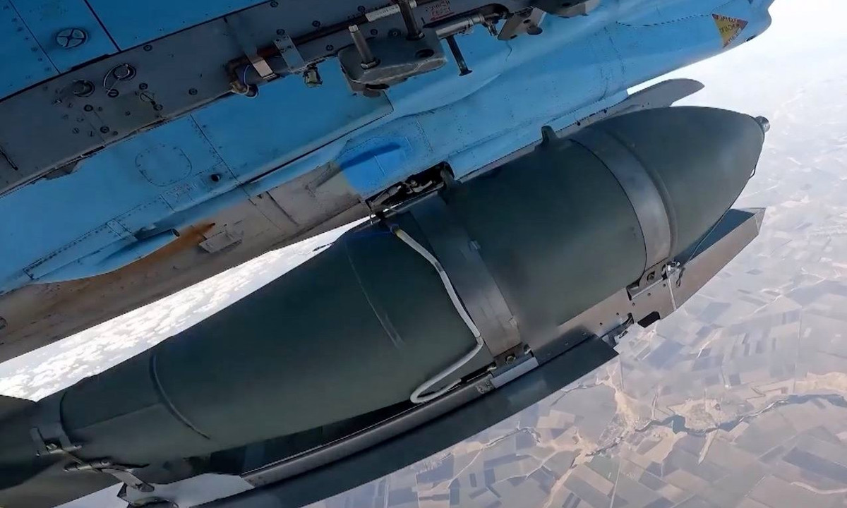 Đồng thời, để phối hợp tấn công, lực lượng không quân chiến thuật Nga cũng điều động một số lượng lớn máy bay thả các loại bom dẫn đường bằng vệ tinh vào các vị trí của Quân đội Ukraine... Đây có thể đánh giá là một chiến dịch tấn công tổng lực vào Kharkov.