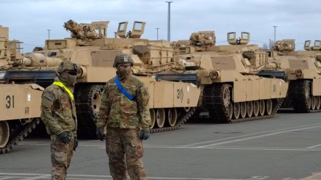 Ukraine cam kết không thiết lập các căn cứ quân sự nước ngoài và cho quân đội nước ngoài đóng quân trên lãnh thổ của mình; cũng như không tổ chức các cuộc tập trận mà không có sự đồng ý của Nga và các nước bảo đảm an ninh khác.