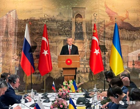 Một chi tiết nhỏ rất thú vị, đó là Tổng thống Thổ Nhĩ Kỳ Erdogan đã đích thân tới Istanbul để chủ trì cuộc đàm phán Nga-Ukraine. Là một chính khách chính trị lão luyện, Tổng thống Erdogan nhận thấy, đây là cơ hội hòa bình quan trọng và rất có thể, sẽ có đột phá đi vào lịch sử.