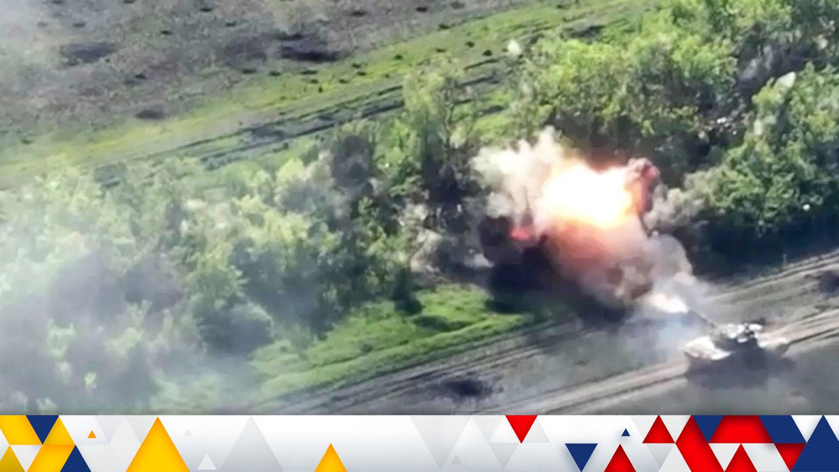 Tại Chasovoy Yar, quân Nga đang “dọn dẹp” các khu vực mà họ đã chiếm được ở phía đông thành phố. Việc quân Nga phá hủy các cầu qua kênh đào, đồng thời tăng cường sử dụng UAV và pháo binh bắn phá, đã gây khó khăn trong việc tiếp tế cho lực lượng Ukraine còn lại ở bờ phía đông bờ kênh.